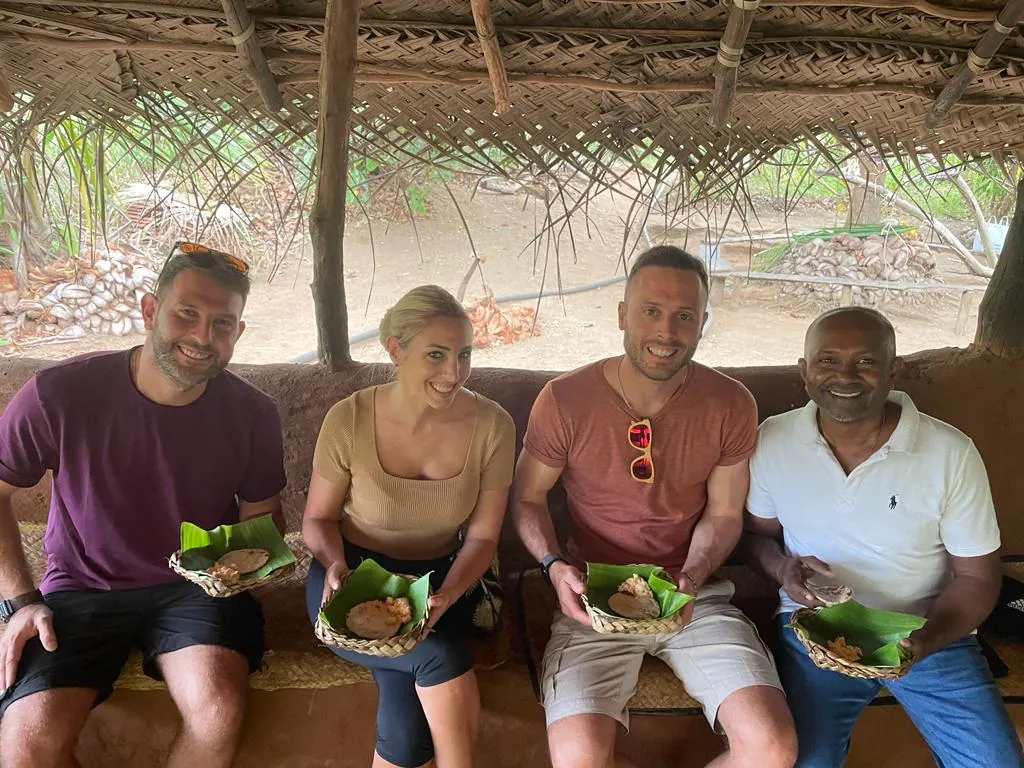 Reiseleiter Romesh und seine Gäste probieren auf einer Food-Safari die lokale Küche Sri Lankas.